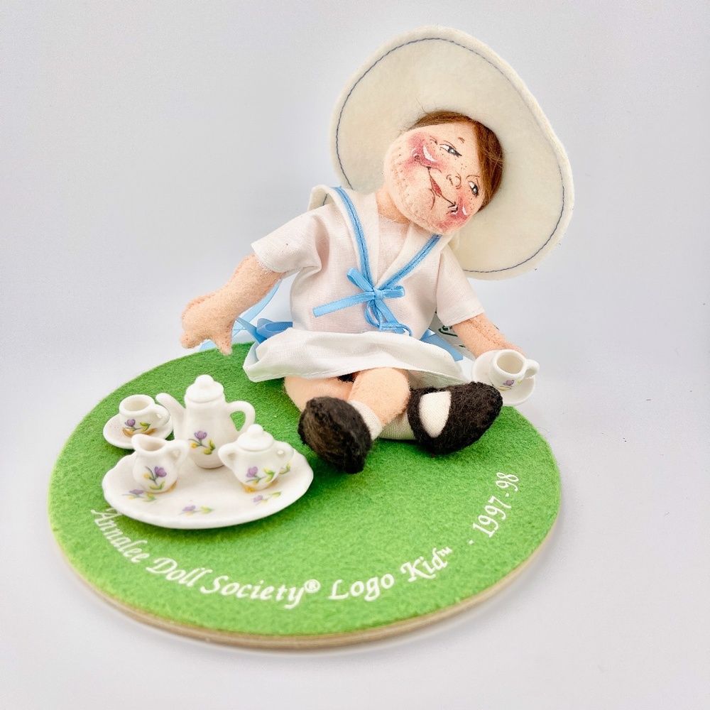 Annalee Doll Society “Tea Time Logo Kid” 1997–1998 Retired Collectible